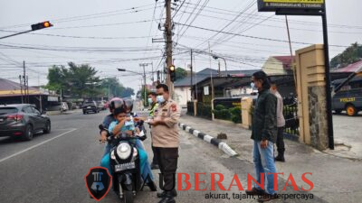 Antisipasi Dampak Asap, Polsek Limapuluh Bagikan Masker Gratis untuk Pengguna Jalan