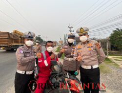 Polantas Polres Rohil Bagi Masker ke Pengendara, Ingatkan Bahaya Karhutla
