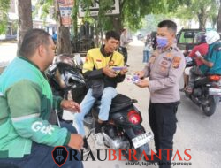 Polsek Payung Sekaki Bagikan 500 Masker Gratis di Tengah Kualitas Udara Kurang Baik