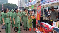 Ketua Persit KCK PD I/BB Didampingi Ketua Persit Cabang XI Menyerahkan Ratusan Sembako Kepada KBT
