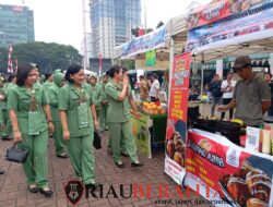 Ketua Persit KCK PD I/BB Didampingi Ketua Persit Cabang XI Menyerahkan Ratusan Sembako Kepada KBT