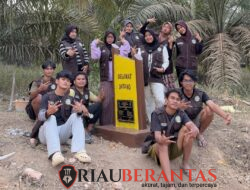 Mahasiswa KKN Kelompok 94 UMRI Bangun Tugu Selamat Datang di Desa Keriung
