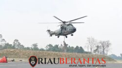 Helikopter Caracal TNI AU Kembali Water Bombing, Titik Api Inhu dan Inhil Jadi Sasaran