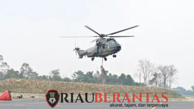 Helikopter Caracal TNI AU Kembali Water Bombing, Titik Api Inhu dan Inhil Jadi Sasaran