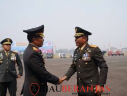Danpuslatpur Kodiklatad Hadiri Upacara HUT ke-81 TNI di Apron Bravo Lanud SMH