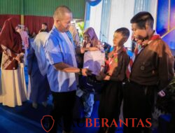 Bukan Sekadar Bangun Sekolah, Agung Nugroho Bantu Orang Tua Lewat Seragam Gratis