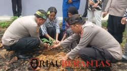 Dukung Program Penghijauan, Polsek Limapuluh Tanam Bibit Pohon di SMK Labor Pekanbaru