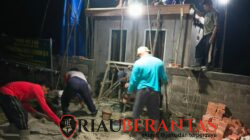Kodim 0314/Inhil Kebut Pembangunan MCK dan Sumur Bor Hingga Malam Demi Sukseskan TMMD Ke-130 di Desa Kuala Lemang