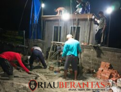 Kodim 0314/Inhil Kebut Pembangunan MCK dan Sumur Bor Hingga Malam Demi Sukseskan TMMD Ke-130 di Desa Kuala Lemang