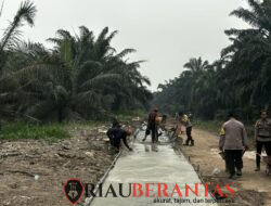 Bahu-Membahu TNI-Polri dan Masyakarat Kembangkan Desa, Kodim 0314/Inhil Semenisasi Jalan 1 Km Dalam TMMD Ke-130