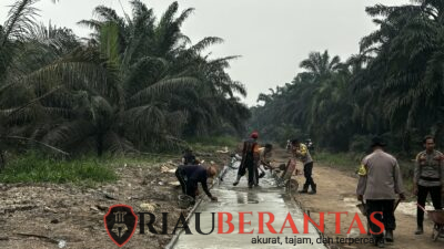 Bahu-Membahu TNI-Polri dan Masyakarat Kembangkan Desa, Kodim 0314/Inhil Semenisasi Jalan 1 Km Dalam TMMD Ke-130