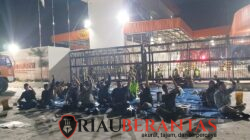 Bermodal Terpal, Puluhan Buruh TKBM Bertahan Menginap di Gerbang PT Agro Murni hingga Pagi Ini