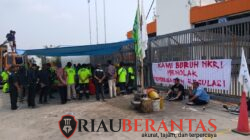 Manajemen Masih Bungkam, Massa Buruh SBSI ’92 Dumai Mulai Bangun Tenda Terpal Kepung Gerbang PT Agro Murni!