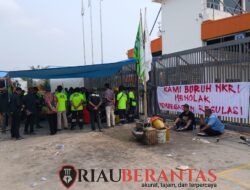 Manajemen Masih Bungkam, Massa Buruh SBSI ’92 Dumai Mulai Bangun Tenda Terpal Kepung Gerbang PT Agro Murni!