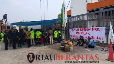 Manajemen Masih Bungkam, Massa Buruh SBSI ’92 Dumai Mulai Bangun Tenda Terpal Kepung Gerbang PT Agro Murni!